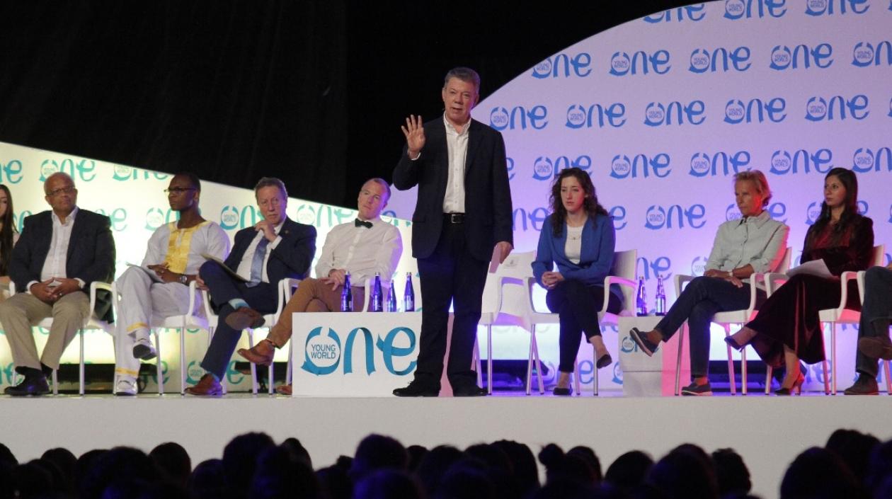El Presidente Juan Manuel Santos ante miles de jóvenes en su intervención en el Encuentro One Young World.