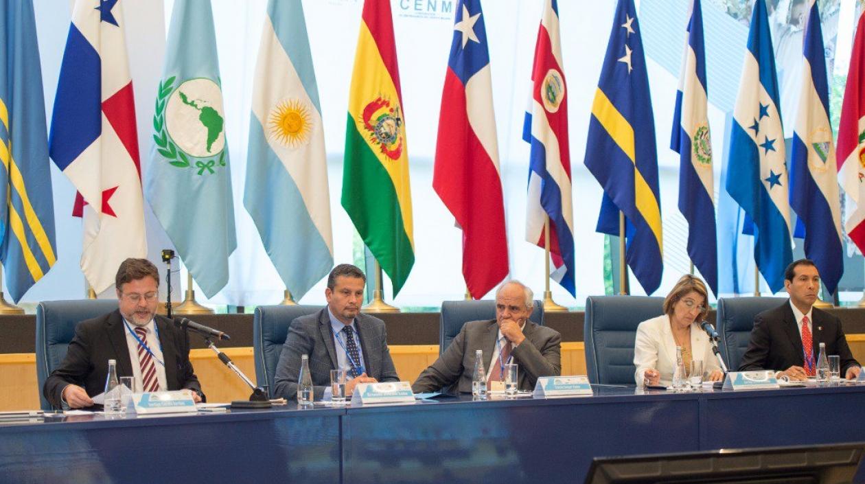 De derecha a izquierda: José C. Beltrán, Carmen Escoto, Ernesto Samper y Ernesto Jinesta. Moderador: Santiago Castellá.