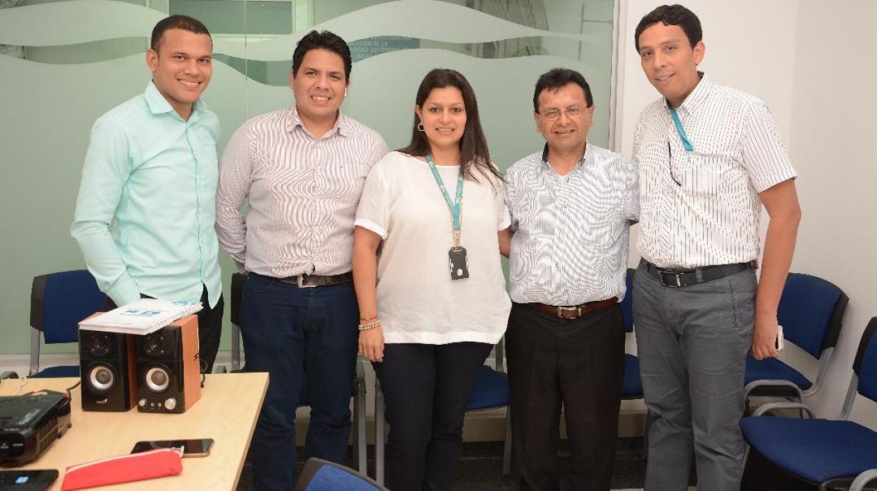 El par académico Carlos Ojeda Henríquez, con el equipo de trabajo.