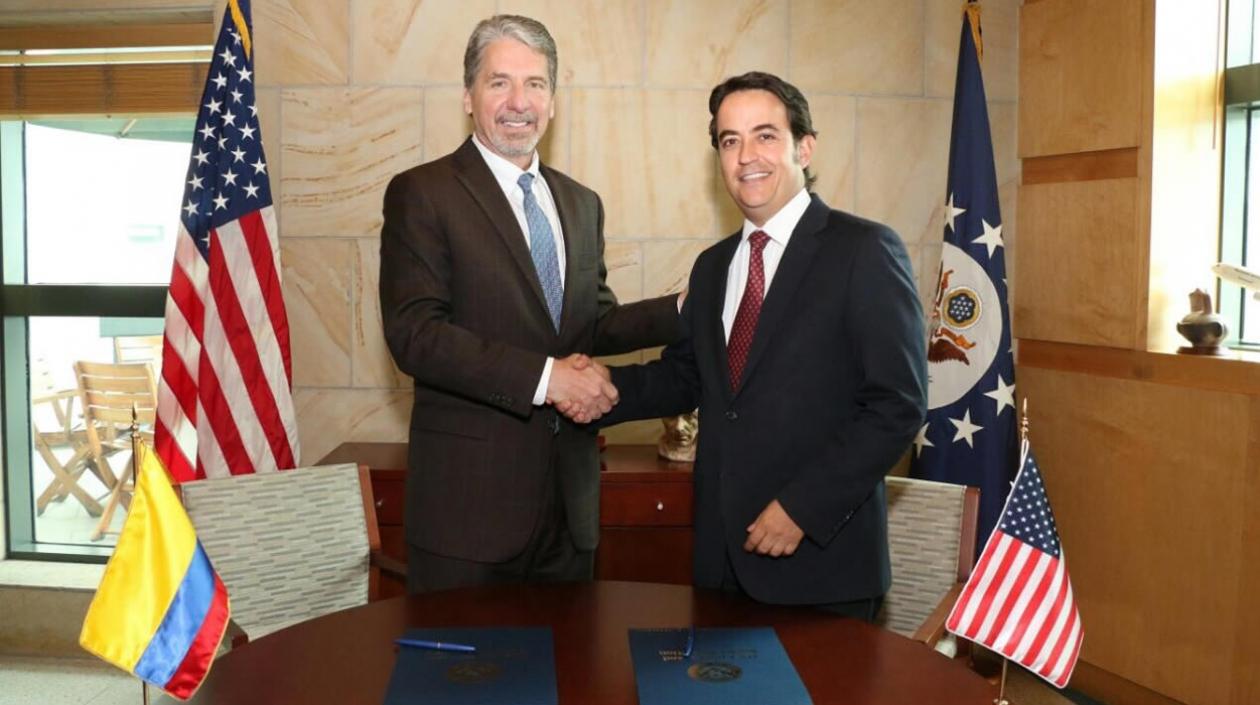 El Embajador de Estados Unidos en Colombia y el Director de Migración Colombia.