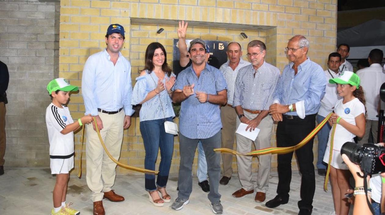 El Alcalde de Barranquilla Alejandro Char tras cortar la cinta al inaugurar el estadio de tenis.