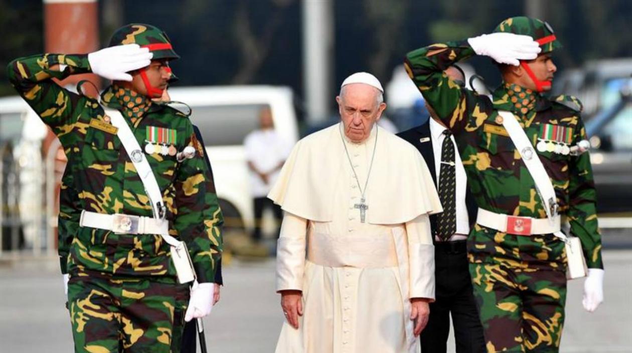 El papa Francisco pasa revista a la guardia de honor a su llegada al Aeropuerto Internacional de Dacca, Bangladesh.