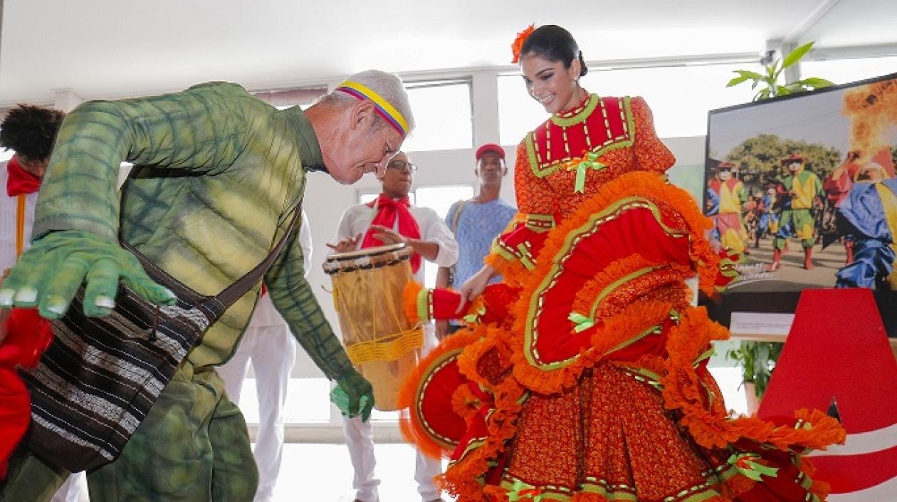 La representación del hombre caimán, Edgar Romano y la reina del festival,  Andrea Verbel Saumeth.