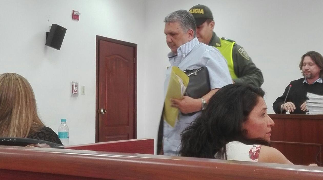 El abogado Jaime Sánchez Ángulo es retirado de la audiencia por orden del juez Rafael Uribe Henríquez.