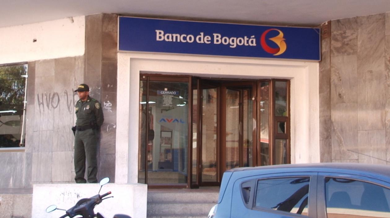 La Policía hizo presencia en el Banco de Bogotá asaltado.