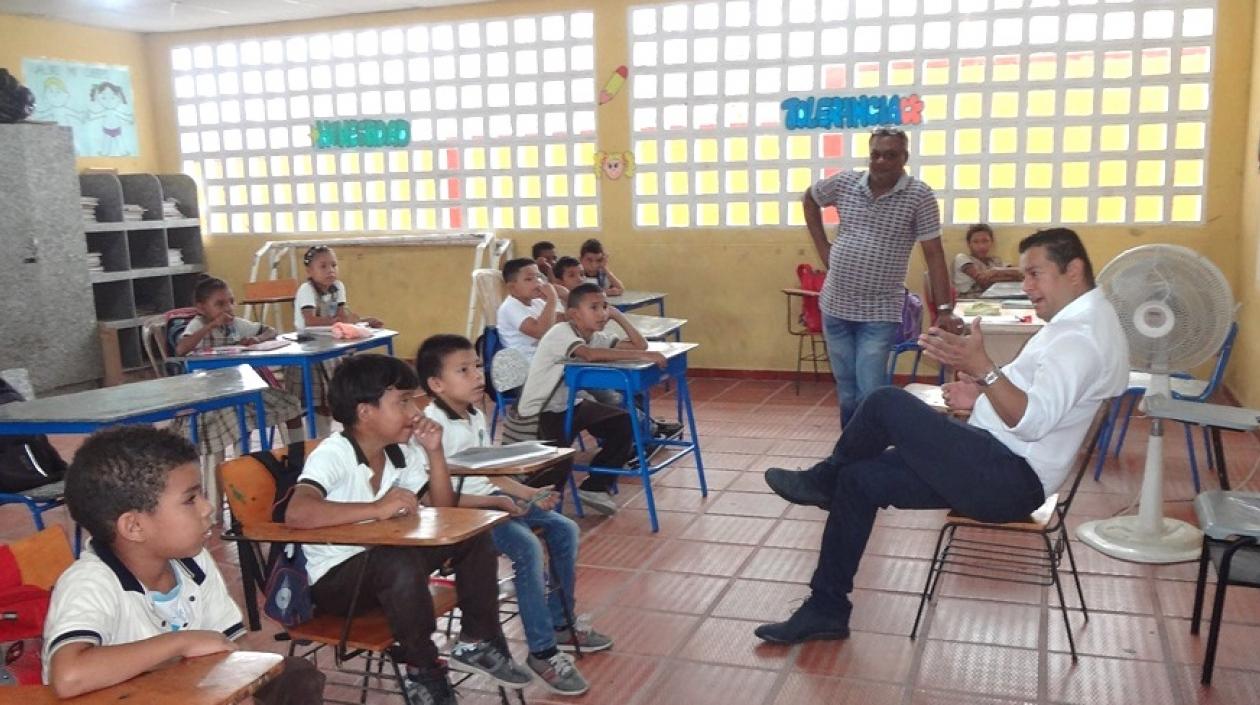 El Alcalde Efraín Bello, con niños beneficiarios del PAE.