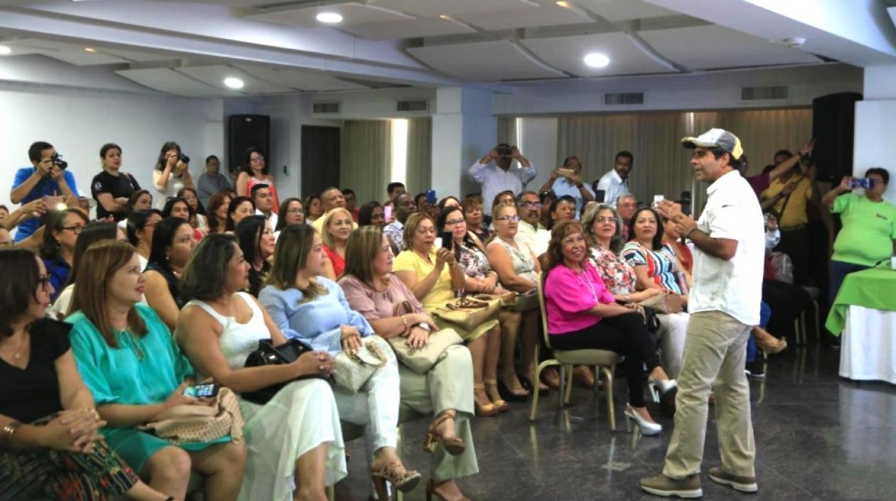 El Alcalde Alejandro Char, dirigiéndose a los rectores de las Instituciones Educativas