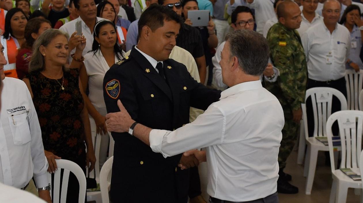 El reconocimiento al bombero Juan Miguel Olivares es por su  liderazgo en el rescate de 34 personas afectadas por el paso del huracán Matthew el 1° de octubre del 2016.