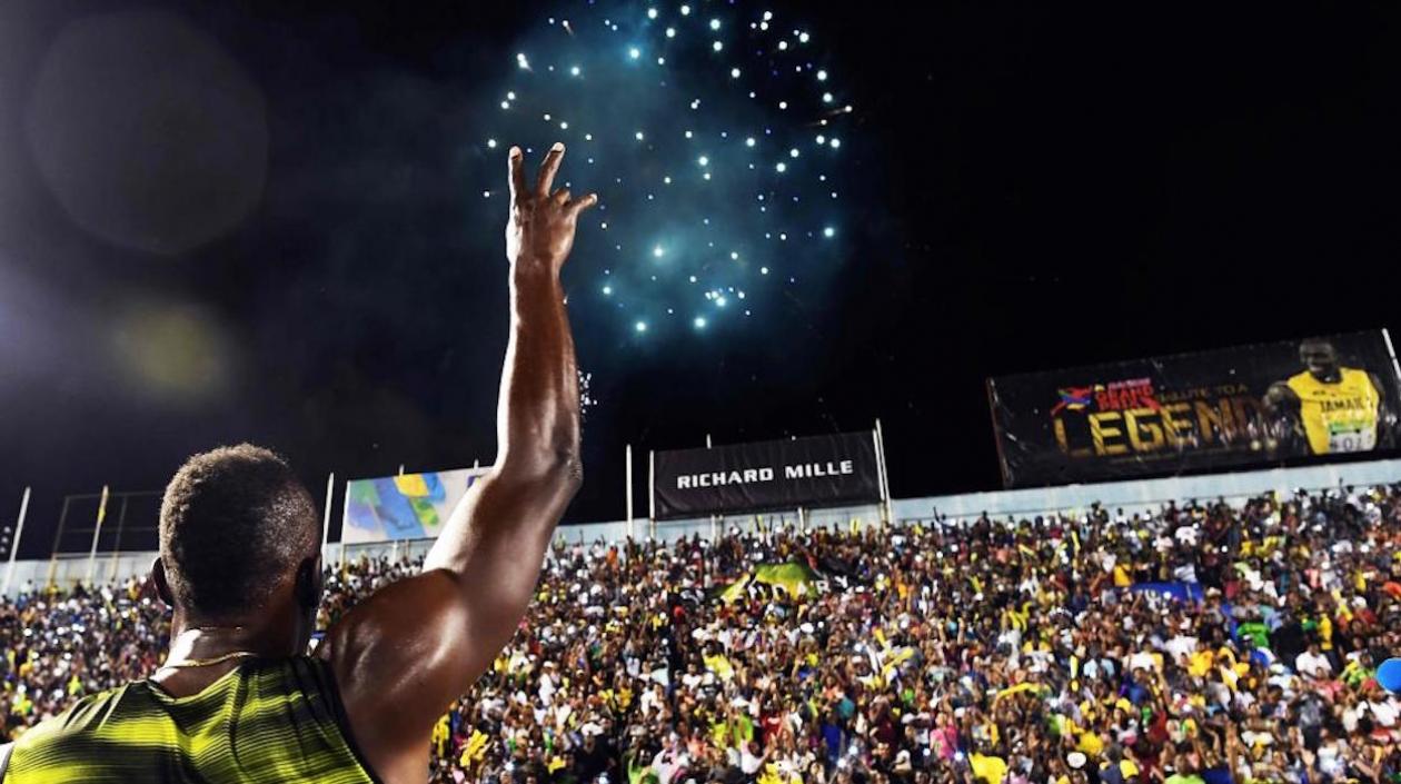 Bolt se despide de las gradas en Jamaica. 