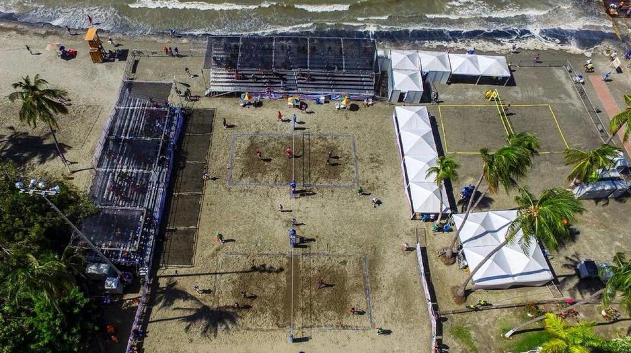 El voleibol playa se juega en un escenario construido para el evento. 
