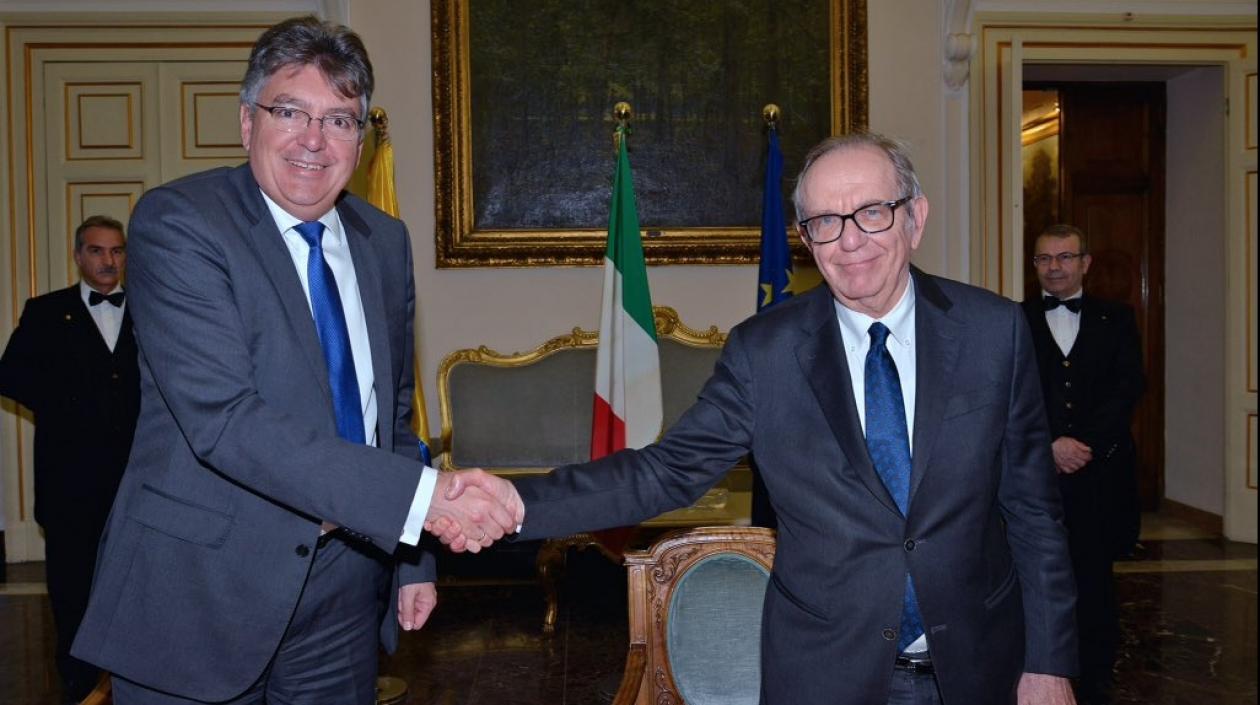 El ministro de Hacienda, Mauricio Cárdenas y el ministro de Economía italiano, Pier Carlo Padoan.