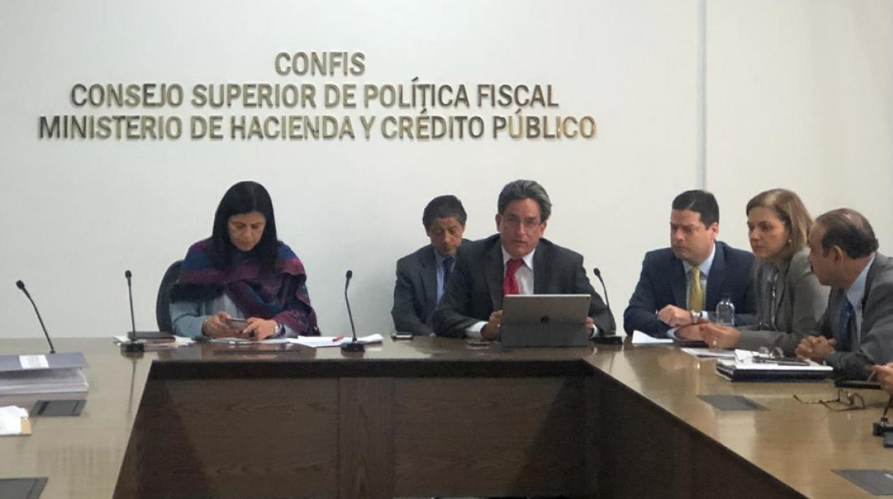 El Ministro de Hacienda, Aberto Carrasquilla durante la reunión con varios senadores este miércoles.