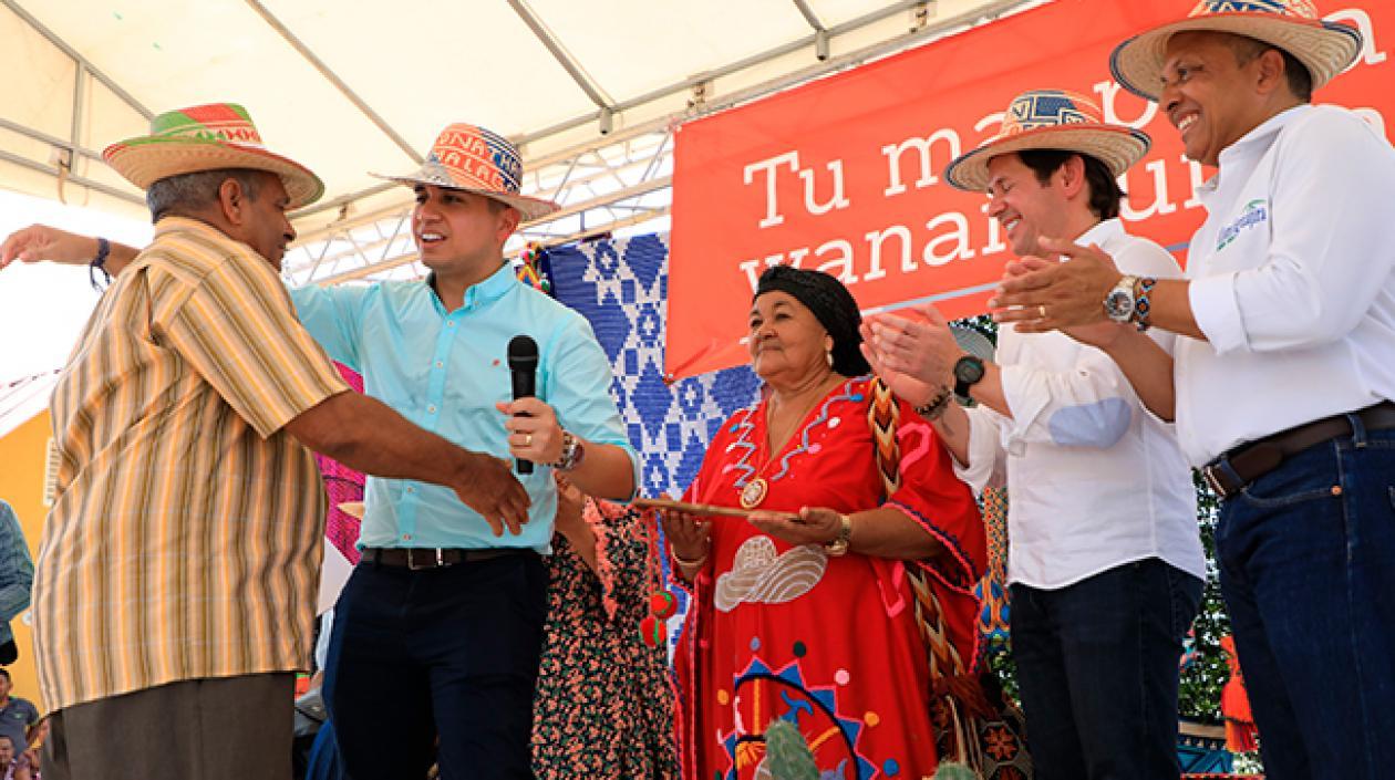 Ministro de Vivienda Jonathan Malagón, junto con el Gerente del Fondo de Adaptación Iván Mustafa, entregando las llaves y escrituras de viviendas en Manaure, La Guajira.