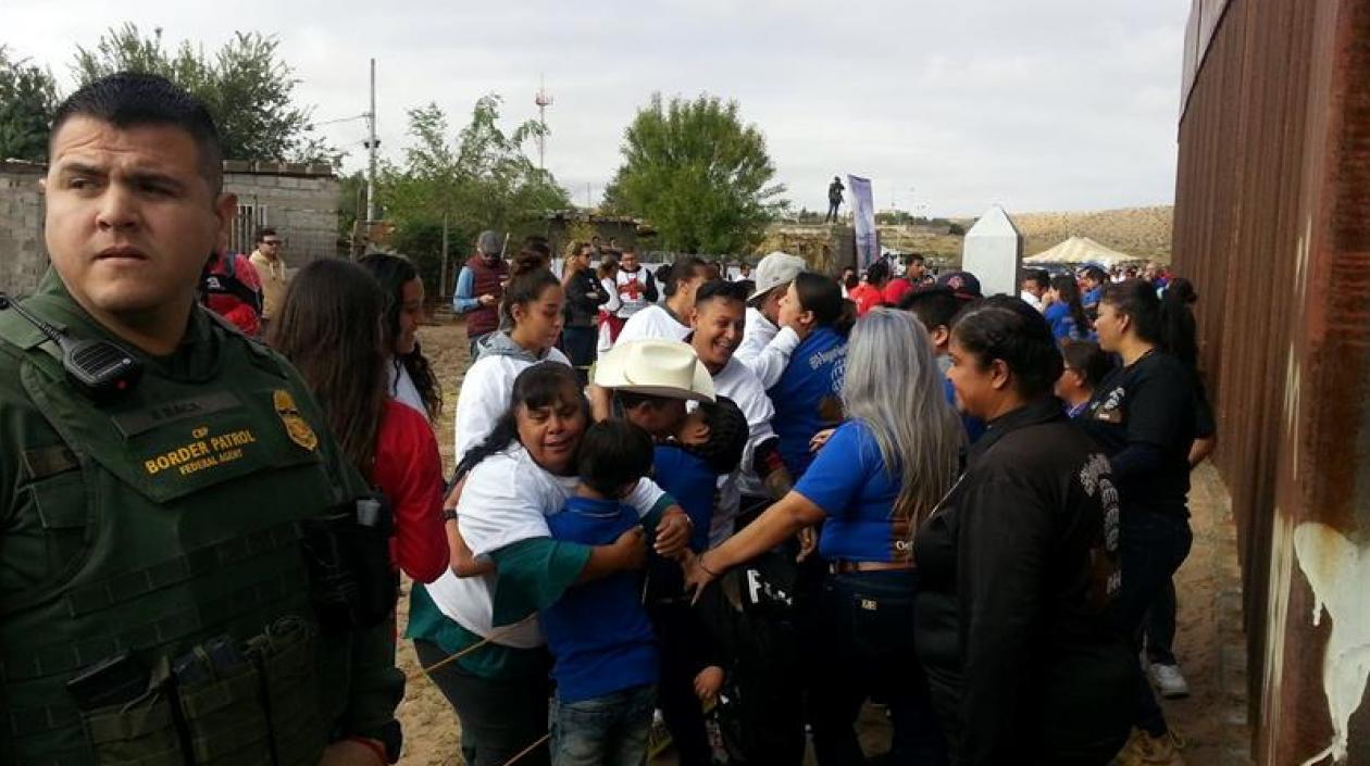Los miembros de una familia se reencuentran por cuatro minutos frente al muro fronterizo entre Estados Unidos y México, en Sunland Park (Estados Unidos)