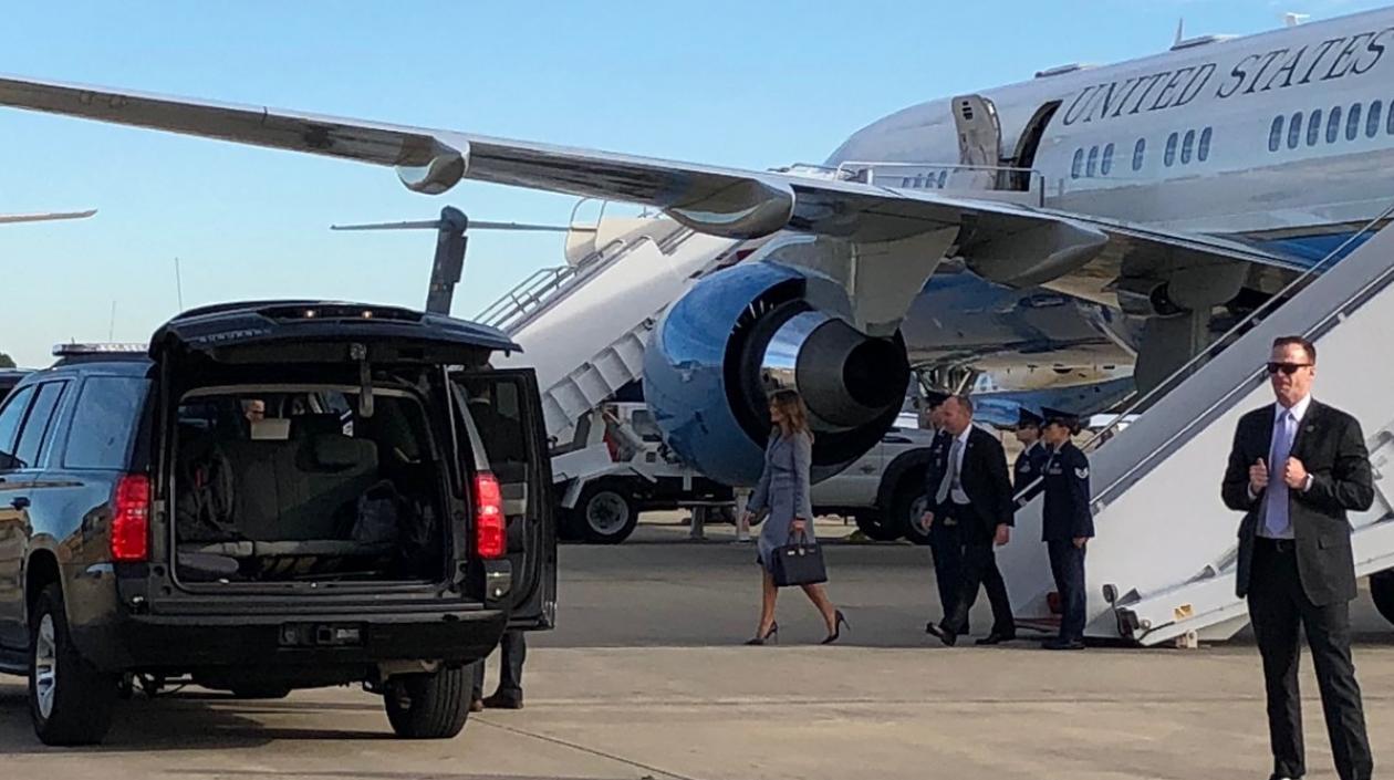 Melania Trump iba con periodistas en el avión, cuando este debió regresar por problemas mecánicos.