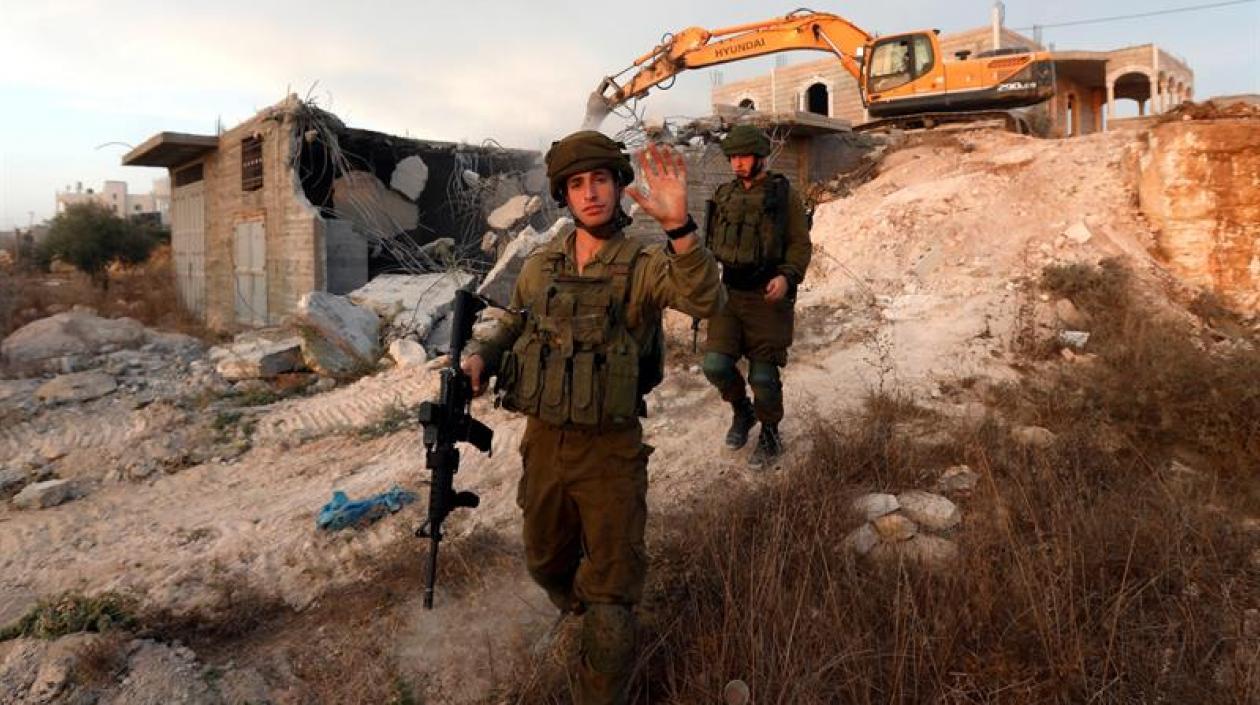 Autoridades israelíes derriban una vivienda palestina por parte de las autoridades israelíes en la localidad cisjordana de Yetta al sur de Hebrón.