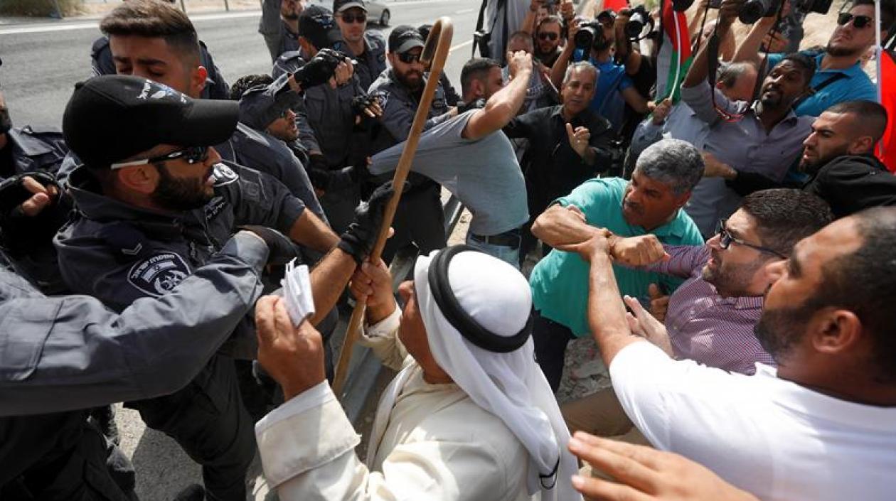 Agentes de policía israelíes dispersan activistas palestinos en la villa beduina de Jan al-Ahmar.