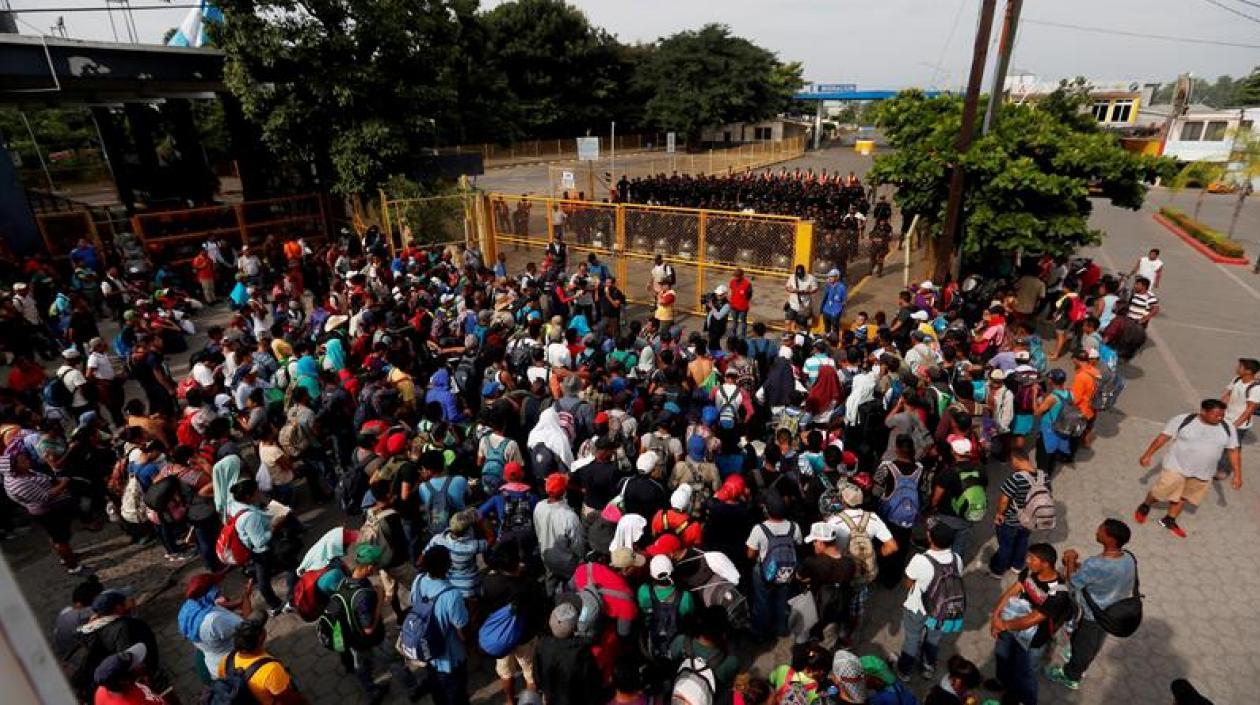 Migrantes hondureños llegan al puente fronterizo hoy, en Tecún Umán (Guatemala). 