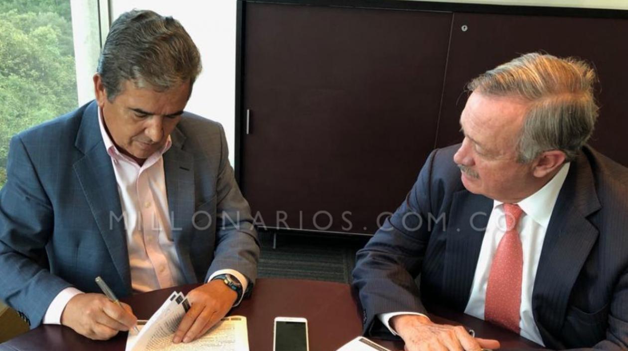Jorge Luis Pinto firma su contrato con Millonarios. 
