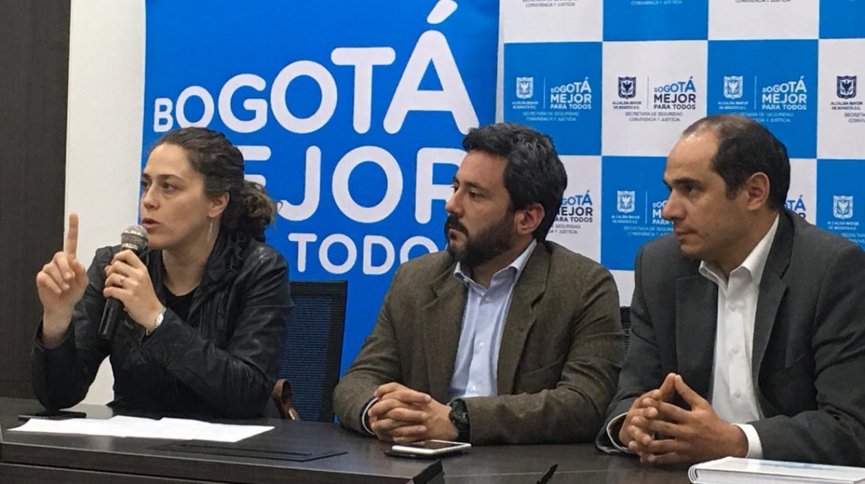 Los secretarios de despacho, Cristina Vélez, Jairo García y Raúl Buitrago, hablan sobre lo sucedido en Engativá.