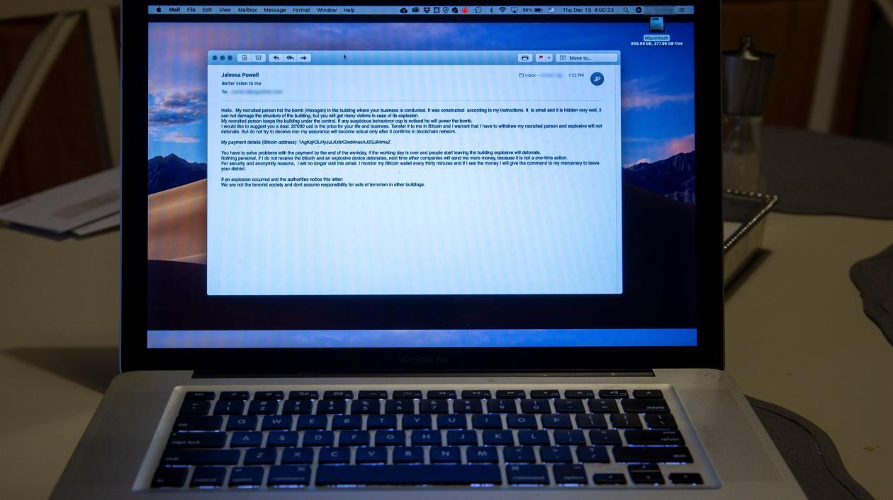 Vista de una amenaza enviada por correo electrónico, de una falsa bomba, en la pantalla de un computador hoy en Burlington, Massachusetts (EE. UU.).