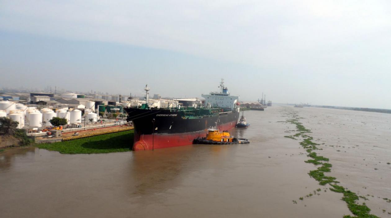 El canal de acceso al Puerto de Barranquilla, presenta con un calado autorizado inferior a 8,3 metros en el sector de Bocas de Ceniza. 
