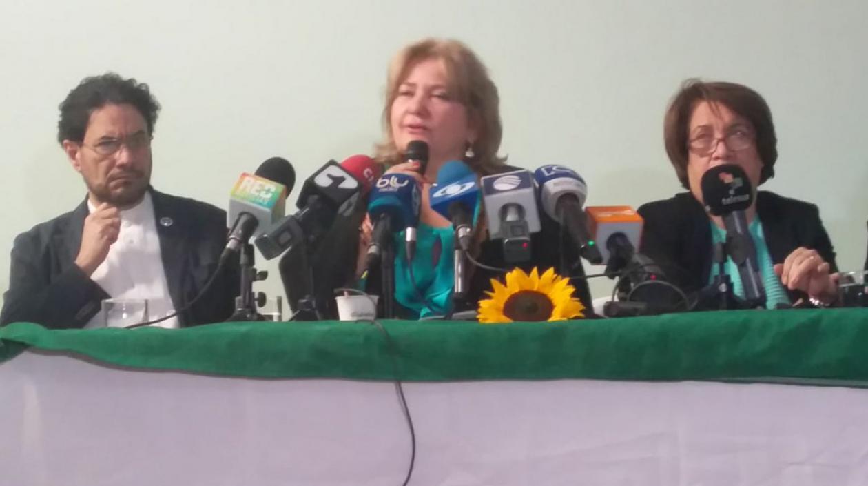 El senador Iván Cepeda, Gloria Flórez, esposa de Carlos Pino y la senadora Aida Avella.