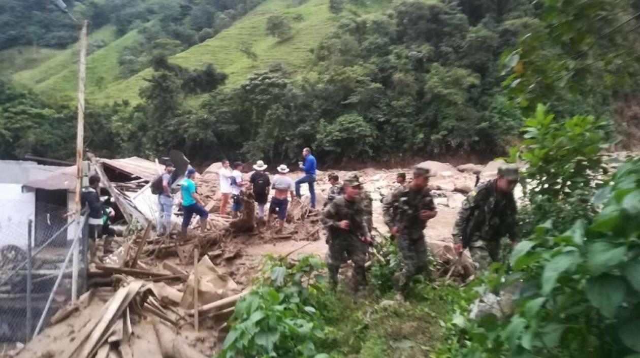 Soldados atienden la emergencia registrada en Nariño, Antioquia.