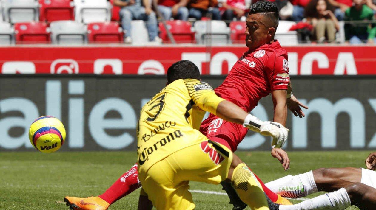 Fernando Uribe anotó uno de los goles del triunfo al Toluca. 