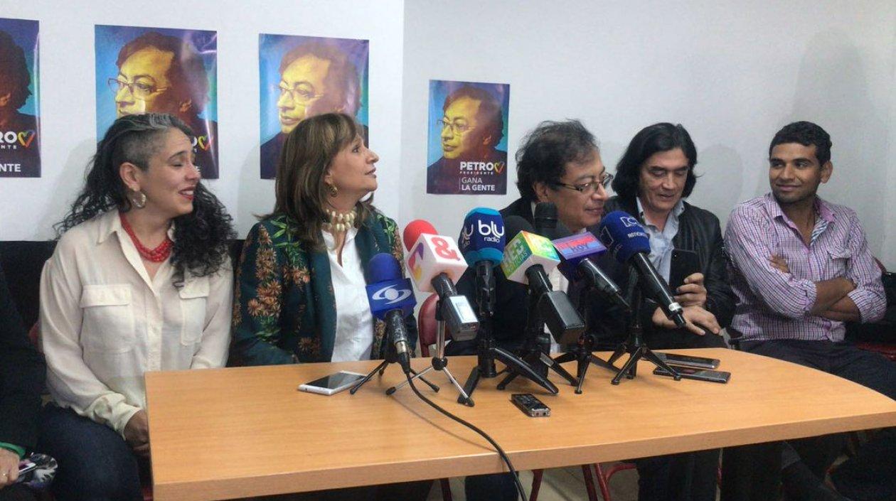 María José Pizarro, Ángela Robledo, Gustavo Petro y Gustavo Bolívar, durante la oficialización de la candidatura de Robledo.