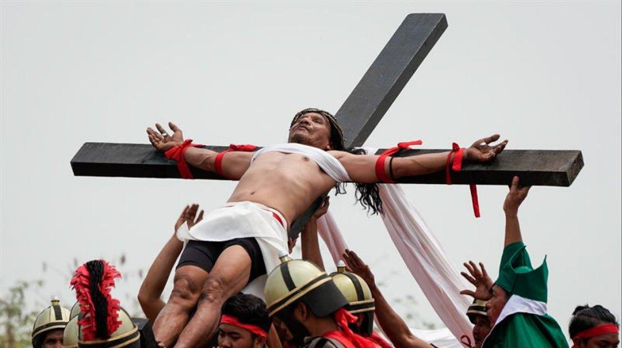 El penitente Rubén Enaje es crucificado por trigésimo segundo año hoy, 30 de marzo de 2018, en San Pedro Cutud (Filipinas). 