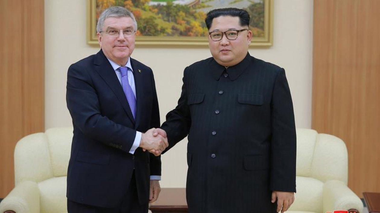 Una foto del líder norcoreano Kim Jong-un y Thomas Bach, presidente del Comité Olímpico Internacional.