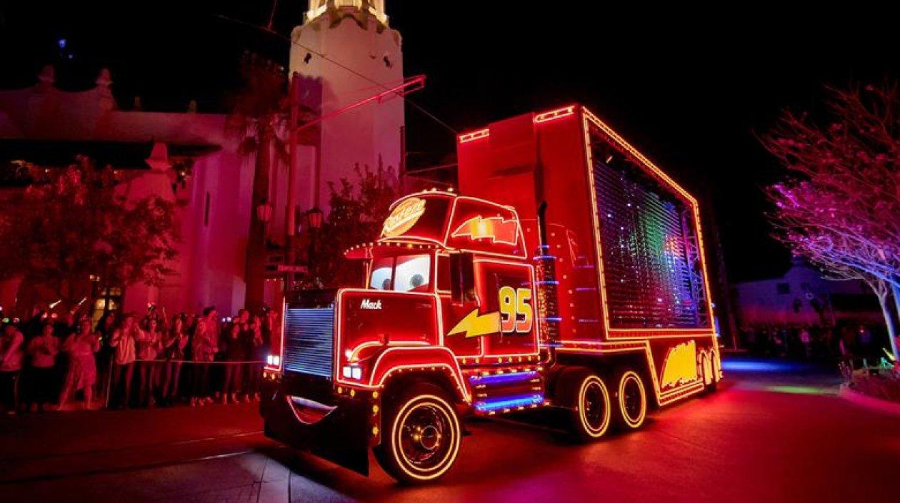 Un vehículo de la película de animación "Cars" iluminado durante el desfile nocturno que regresa en el marco del inicio del primer "Pixar Fest" en el parque Disney en Anaheim, California . 