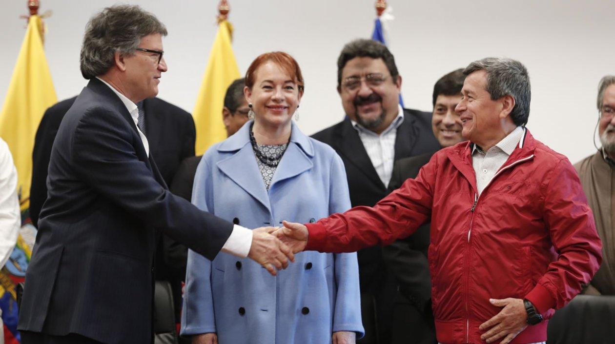 El jefe de la delegación del Gobierno de Colombia, el exvicepresidente colombiano Gustavo Bell (i) y el representante del ELN Pablo Beltrán (d)
