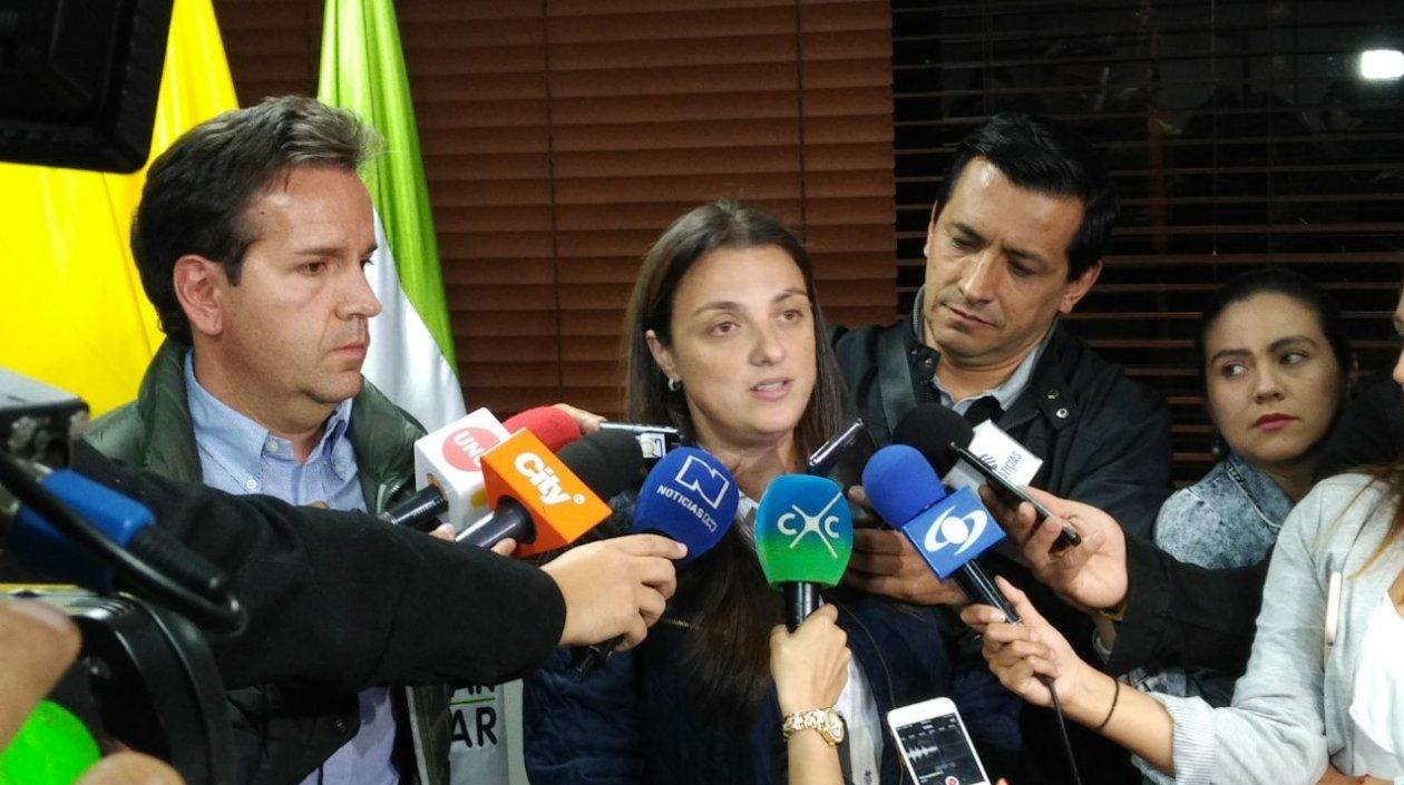 El Secretario de Seguridad de la Alcaldía de Bogotá, Daniel Mejía, y la Directora General del ICBF, Karen Abudinen Abuchaibe, dieron declaraciones sobre el caso de la niña de 3 años maltratada en Bogotá.