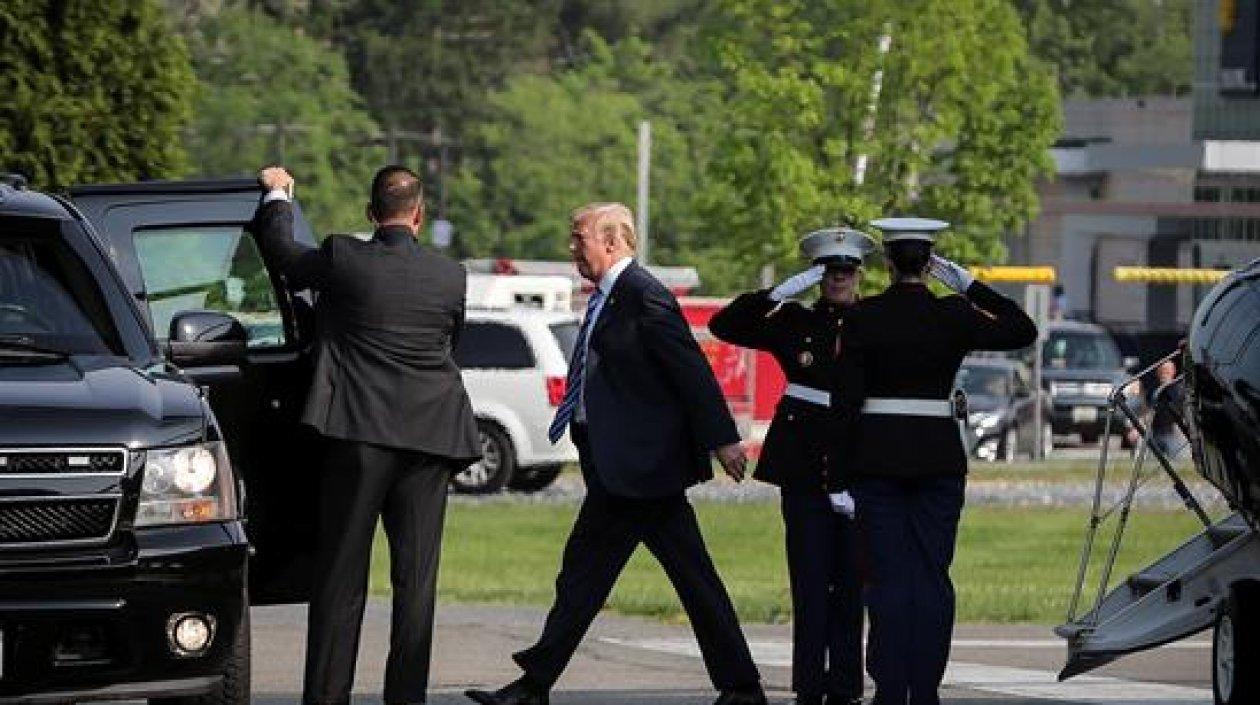 Trump llega al Centro Médico Militar Nacional Walter Reed en Bethesda, Maryland, para visitar a la primera dama, Melania Trump.