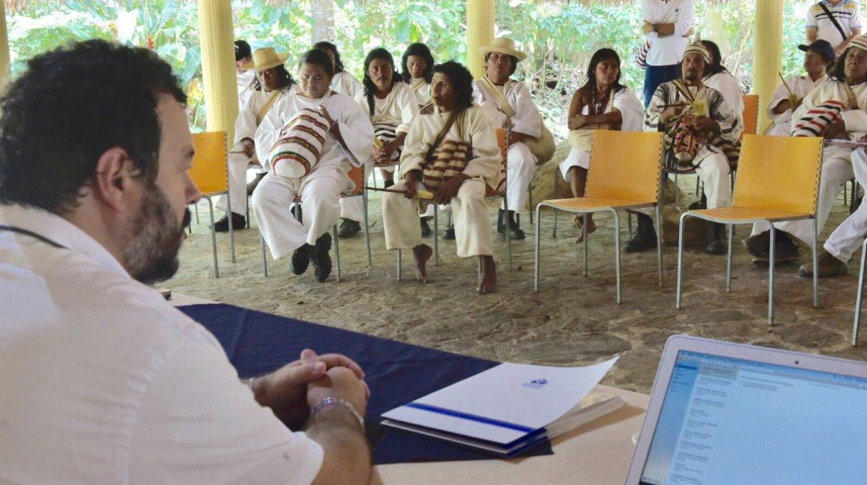 El Defensor reunido con líderes, miembros y autoridades del pueblo Kogui.