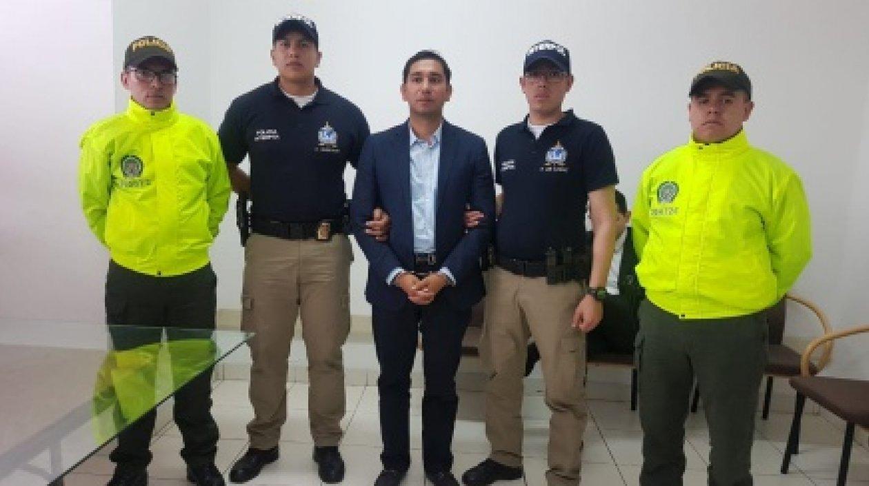 Luis Gustavo Moreno junto a los funcionarios de la DEA.