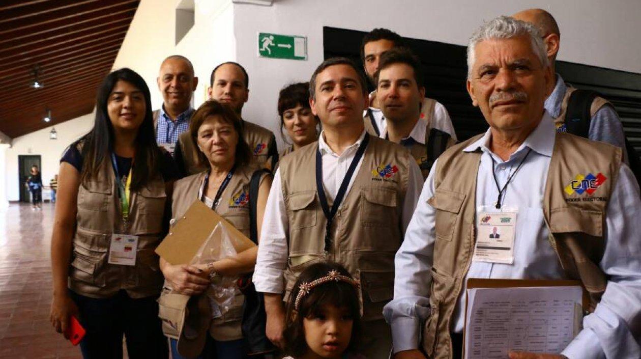 Javier Couso (centro), diputado de IU en el Parlamento Europeo, reportó normalidad en votaciones en Venezuela.
