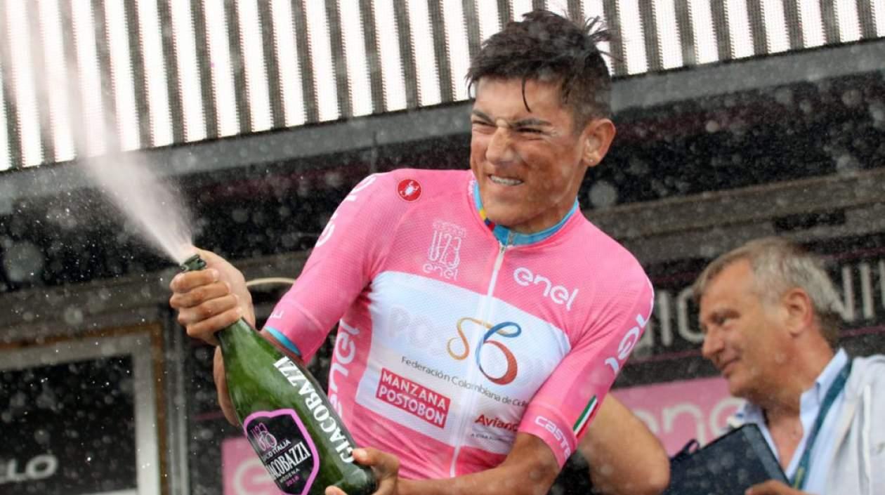 El colombiano Alejandro Osorio luce la camiseta de líder del Giro sub-23.