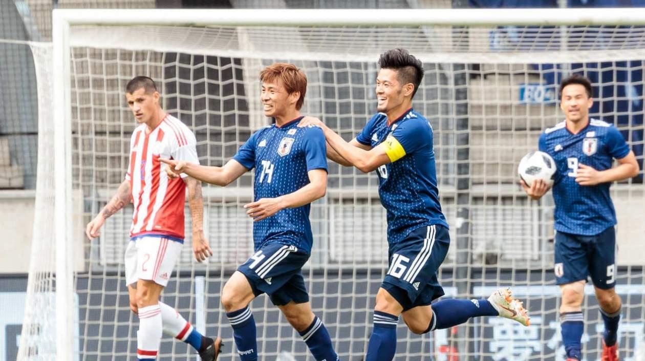 El centrocampista japonés Takashi Inui celebra tras marcar gol.