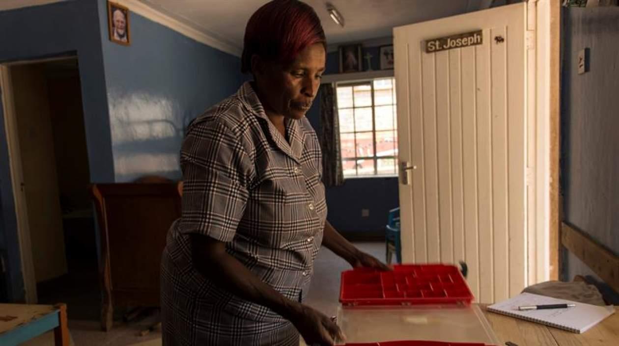 Una mujer trabaja en un orfanato para niños con VIH de Nairobi.