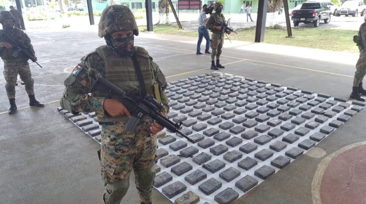 Unidades de Senfront incautaron 233 paquetes de presunta droga, además recuperaron tres fusiles AK 47 y sus municiones en la provincia de Darién.