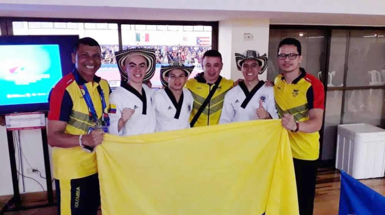 El equipo colombiano celebra su medalla.