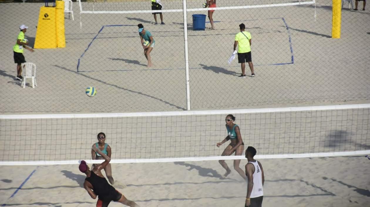 Una imagen de lo que se verá desde hoy en el Malecón del Río, en el voleibol playa.