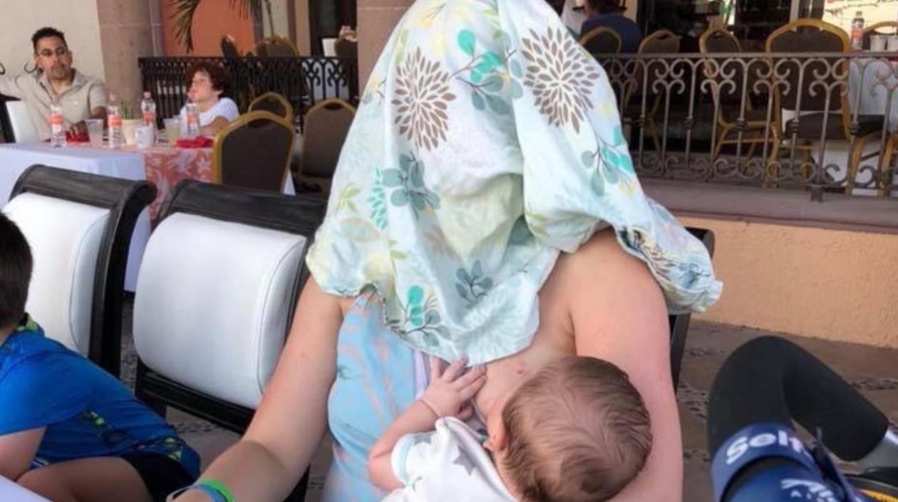 Melanie Dudley no se dejó intimidar y siguió amamantando a su bebé.