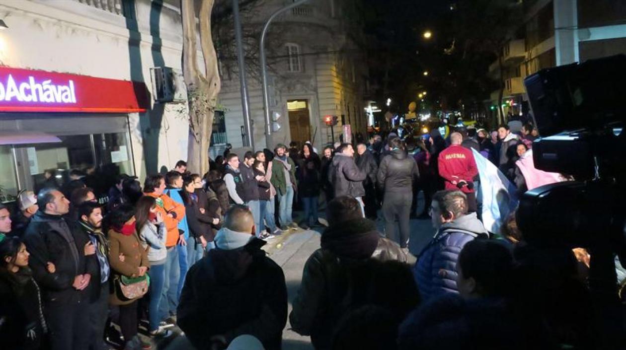 Seguidores de la expresidenta y actual senadora Cristina Fernández esperan su arribo frente a su residencia del barrio de Recoleta, en Buenos Aires.