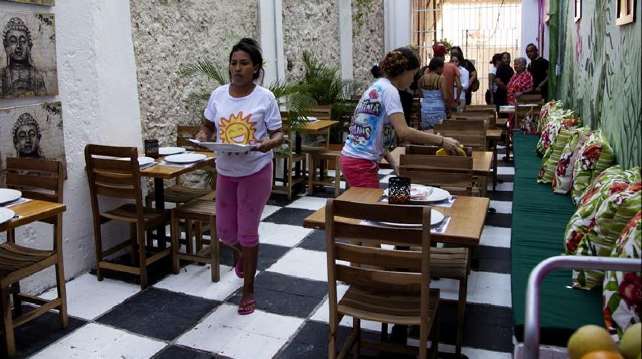 Reclusas de la cárcel de San Diego de Cartagena atienden el restaurante "Interno"