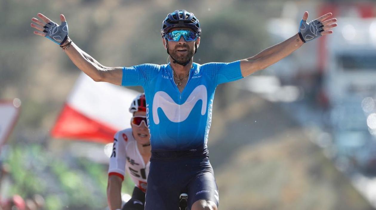 Alejandro Valverde celebra la victoria en Caminito del Rey. 