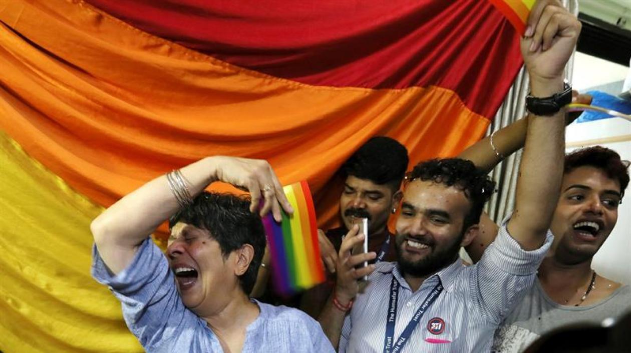 Miembros de la comunidad LGTB india celebran el fallo del Tribunal Supremo de la India sobre las relaciones homosexuales en Bombay (India).